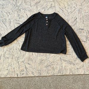 Black old navy long sleeve top w tan buttons